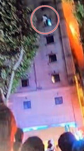 22일 부천 호텔 화재 현장에서 투숙객이 에어메트로 뛰어내리고 있다. [독자 제공=연합뉴스]